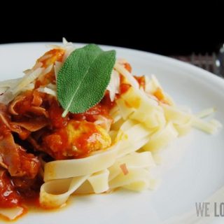 Thymian-Salbei-Pasta mit Huhn und italienischem Schinken