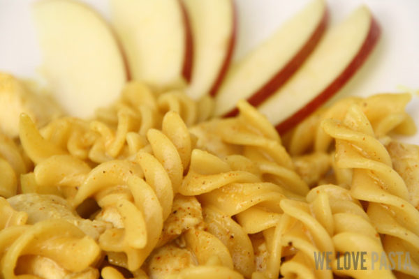Fusilli mit Curryrahm und Äpfeln