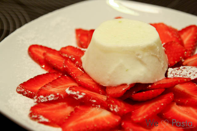 Buttermilchmousse mit Erdbeercarpaccio