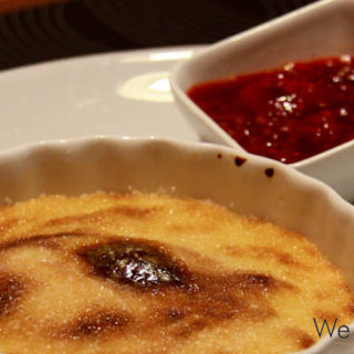 Crème Brûlée mit marinierten Himbeeren