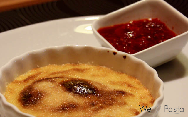 Crème Brûlée mit marinierten Himbeeren
