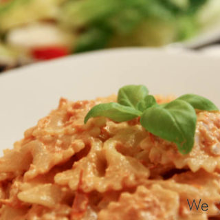 Farfalle mit Tomaten-Frischkäse-Sauce