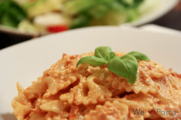 Farfalle mit Tomaten-Frischkäse-Sauce