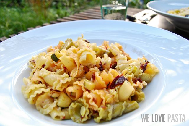 Campanelle tricolore mit Zucchini und getrockneten Tomaten