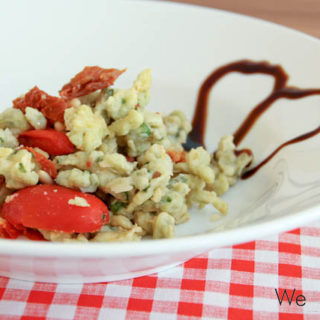 Basilikumspätzle mit Tomaten, Mozzarella und Pinienkernen