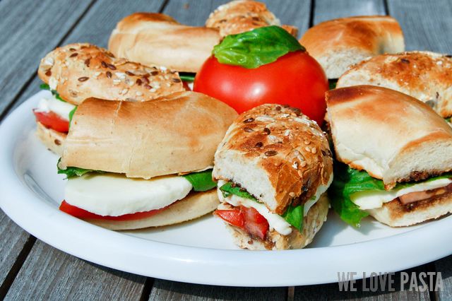 Tomate Mozzarella Bagel zum teilen