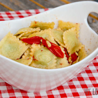 Rucola-Ricotta-Ravioli mit Ofentomaten