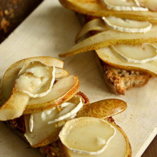 Birnen-Crostini mit Ziegenkäse und Pinienkernen