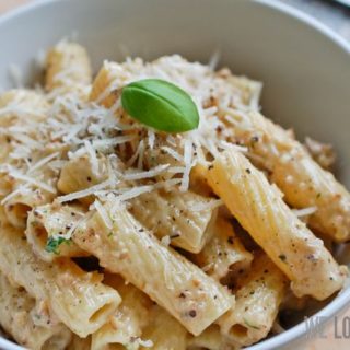 Tortiglioni an Walnuss-Pecorino-Sauce