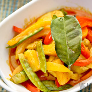 Gelbes Thai-Curry mit Gemüse, Ananas und Huhn