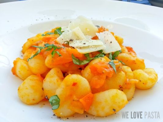 Gnocchi an gelber Tomatensauce