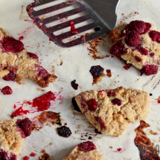 Scones mit Himbeeren und weißer Schokolade