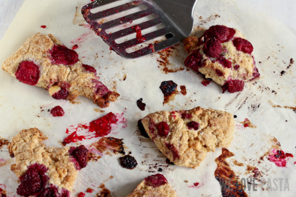 Scones mit Himbeeren und weißer Schokolade