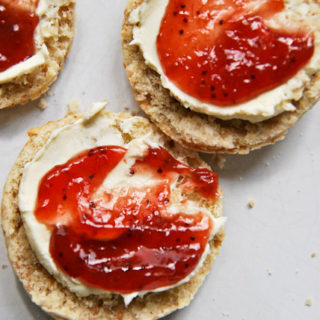 Scones mit Clotted Cream, Erdbeermarmelade und einem Hauch von Vollkorn