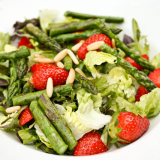 Spargel-Erdbeer-Salat mit Holunderblütendressing