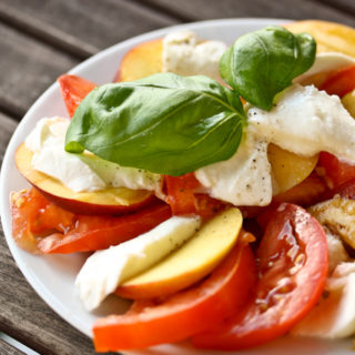 Insalata Caprese mit Pfirsich