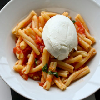 Pasta mit frischer Tomatensauce und kaltem Büffelmozzarella