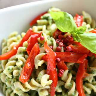 Pasta mit Avocado-Basilikum-Pesto und Paprikastreifen