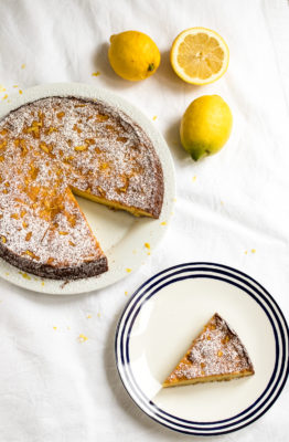 Saftiger Zitronenkuchen - dank Ricotta und geriebenem Apfel! Das ganze Rezept für Zitronen-Ricotta-Kuchen auf www.we-love-pasta.de