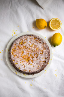Saftiger Zitronenkuchen - dank Ricotta und geriebenem Apfel! Das ganze Rezept für Zitronen-Ricotta-Kuchen auf www.we-love-pasta.de