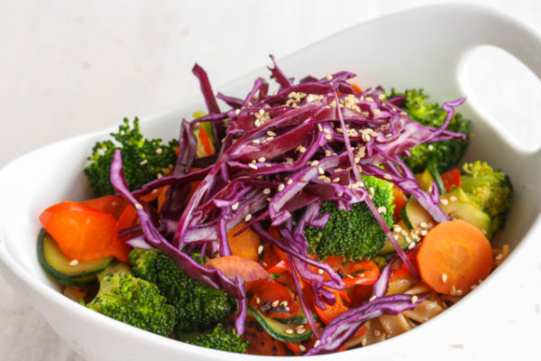 Noodle Bowl mit Gemüse und cremiger Currysauce