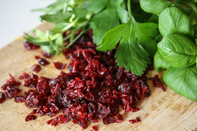 Wildreissalat mit Cranberries und Kräutern