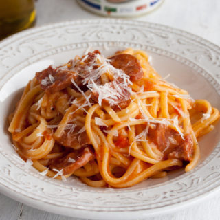 One Pot Pasta mit Salami und Tomatensauce