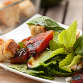 Brotsalat aus gegrillter Wassermelone und Feta