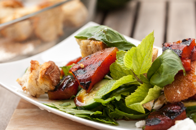 Brotsalat aus gegrillter Wassermelone und Feta