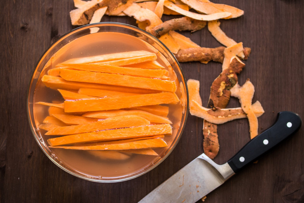Die knusprigsten Süßkartoffelpommes kann man auch selbst machen - mit einem Trick werden sie innen zart und außen crunchy!