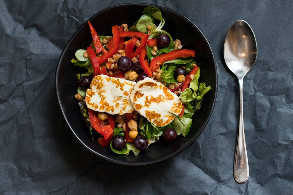 Die Halloumi-Bowl mit Dinkel und Kichererbsen ist ein schnelles Mittagessen zum Mitnehmen und Vorbereiten - eine wunderbare Lunchbowl eben!