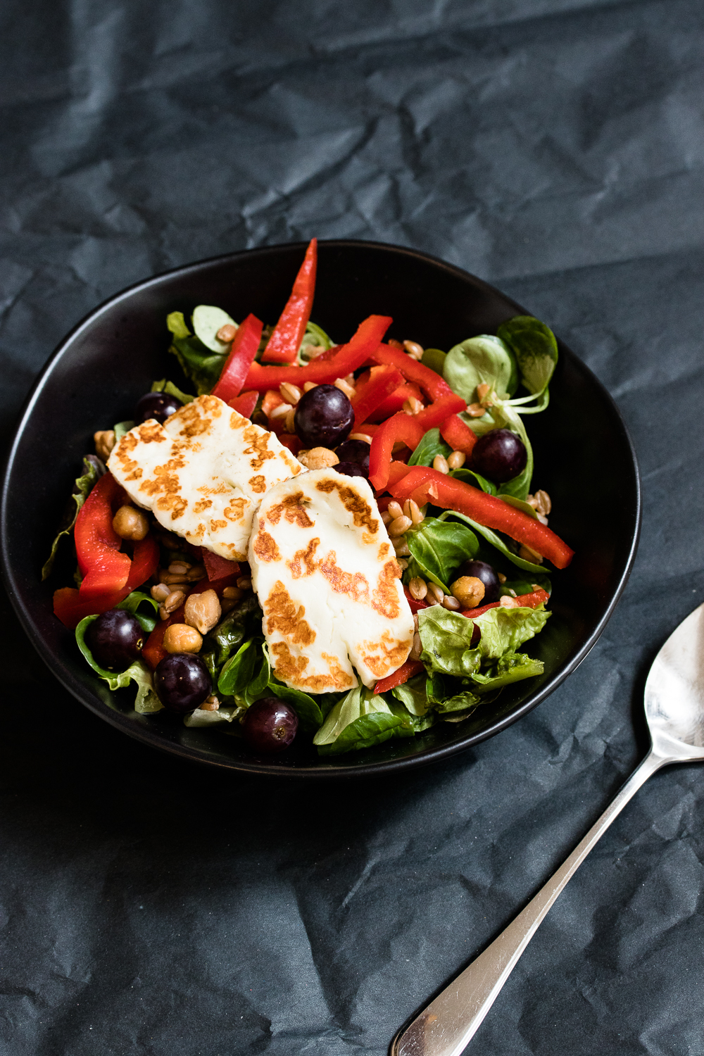 Halloumi-Bowl mit Paprika, Dinkel &amp; Kichererbsen