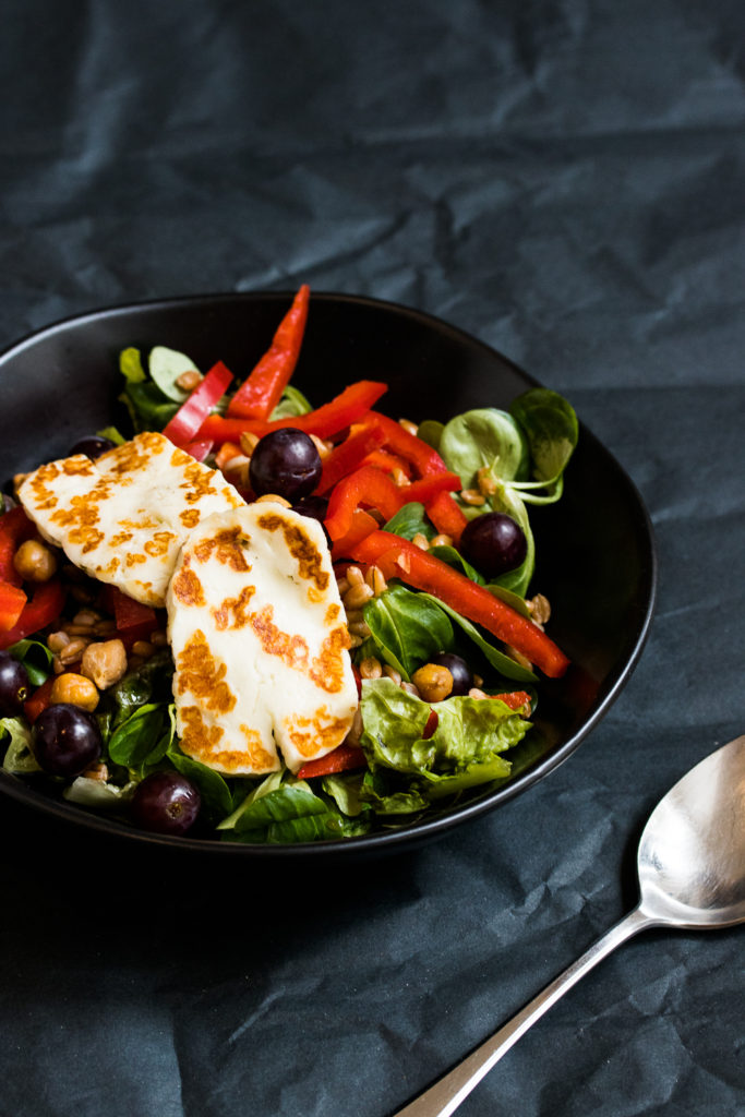 Halloumi-Bowl mit Kichererbsen, Paprika und Dinkel - ein tolles, schnelles Mittagessen!