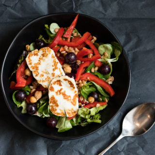 Halloumi-Bowl mit Kichererbsen, Paprika und Dinkel - ein tolles, schnelles Mittagessen!