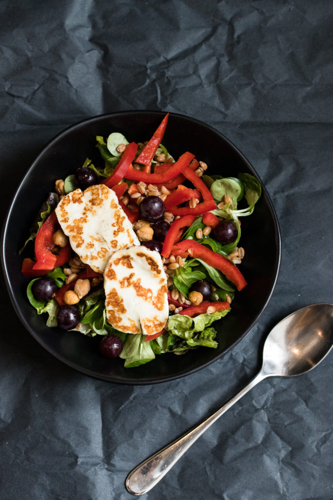 Halloumi-Bowl mit Kichererbsen, Paprika und Dinkel - ein tolles, schnelles Mittagessen!