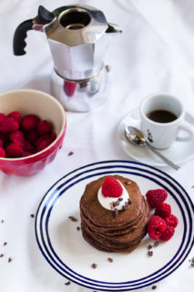 Gesunde Schoko-Pancakes: ohne Mehl, mit Haferflocken und griechischem Joghurt. Ein Rezept von www.we-love-pasta.de