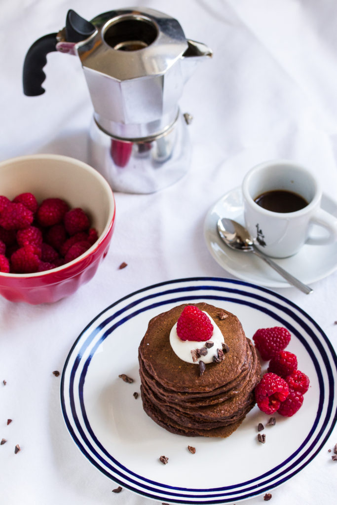 Gesunde Schoko-Pancakes: ohne Mehl, mit Haferflocken und griechischem Joghurt. Ein Rezept von www.we-love-pasta.de