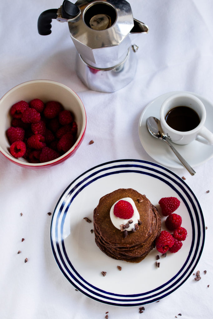 Gesunde Schoko-Pancakes: ohne Mehl, mit Haferflocken und griechischem Joghurt. Ein Rezept von www.we-love-pasta.de