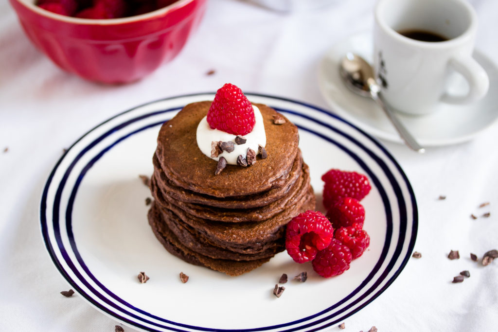 Gesunde Schoko-Pancakes: ohne Mehl, mit Haferflocken und griechischem Joghurt. Ein Rezept von www.we-love-pasta.de