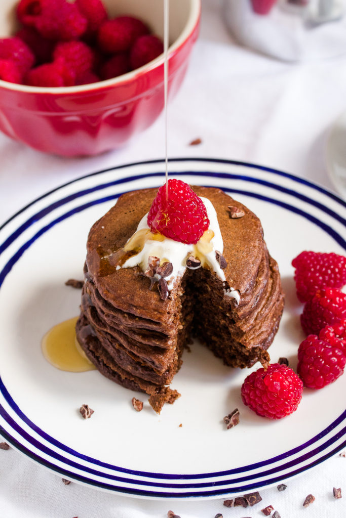 Gesunde Schoko-Pancakes: ohne Mehl, mit Haferflocken und griechischem Joghurt. Ein Rezept von www.we-love-pasta.de