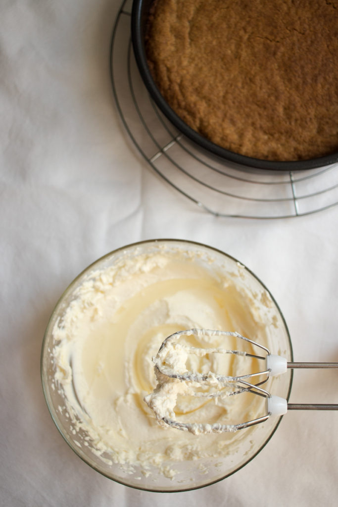 Holunderblüten-Cheesecake für den Frühling: mit Holunderblütensirup statt Zucker und Dinkelkrümelboden