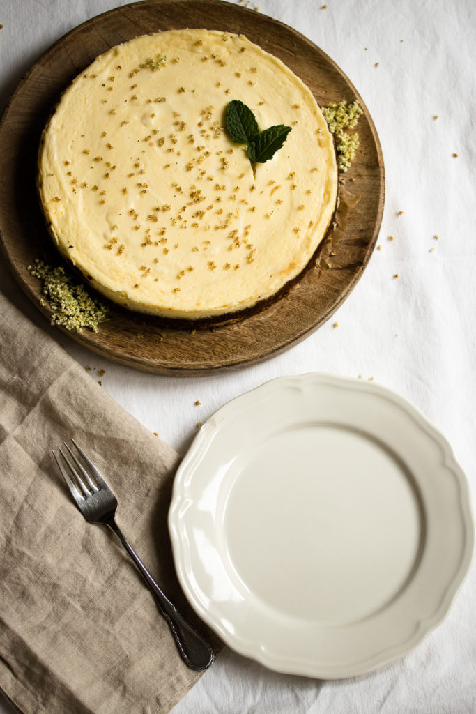 Holunderblüten-Cheesecake für den Frühling: mit Holunderblütensirup statt Zucker und Dinkelkrümelboden