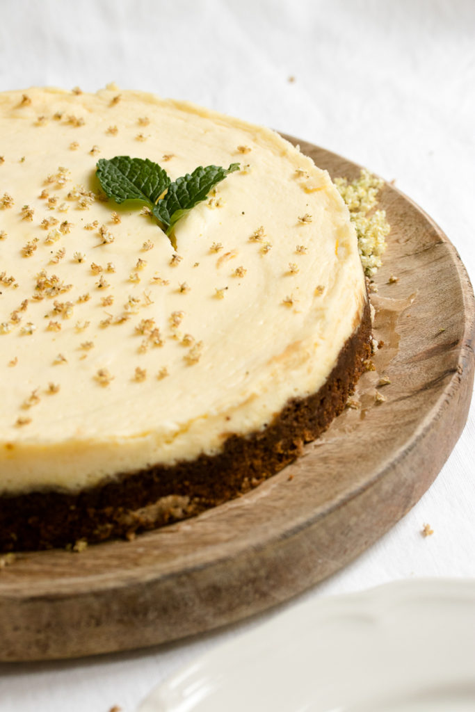 Holunderblüten-Cheesecake für den Frühling: mit Holunderblütensirup statt Zucker und Dinkelkrümelboden