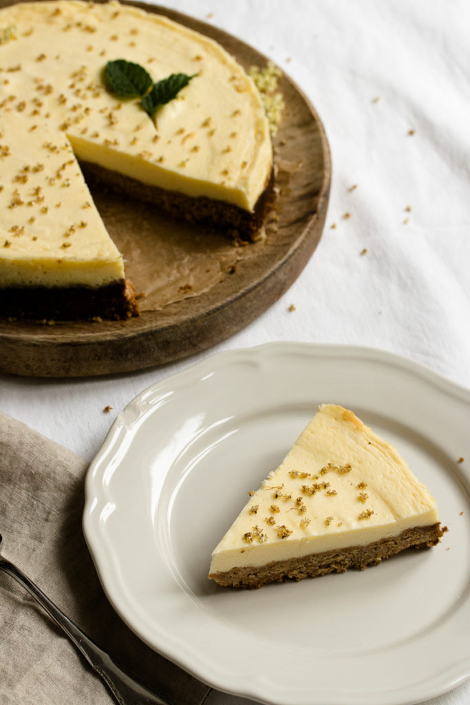 Holunderblüten-Cheesecake für den Frühling: mit Holunderblütensirup statt Zucker und Dinkelkrümelboden