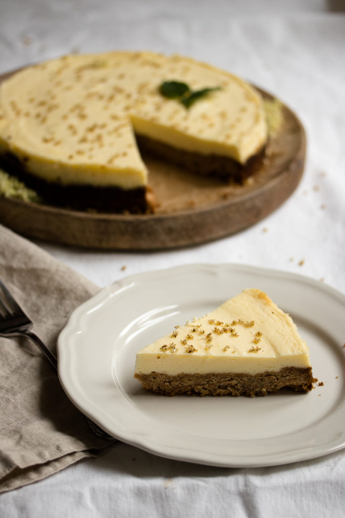 Holunderblüten-Cheesecake für den Frühling: mit Holunderblütensirup statt Zucker und Dinkelkrümelboden