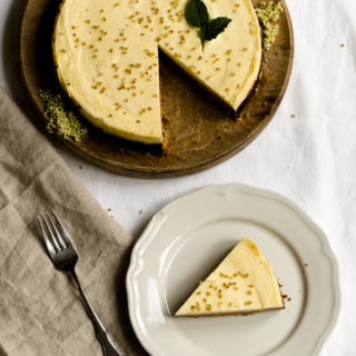 Holunderblüten-Cheesecake mit Krümelboden