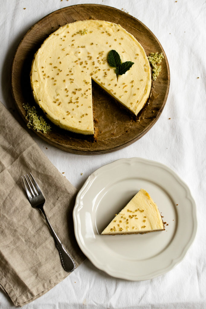 Holunderblüten-Cheesecake für den Frühling: mit Holunderblütensirup statt Zucker und Dinkelkrümelboden