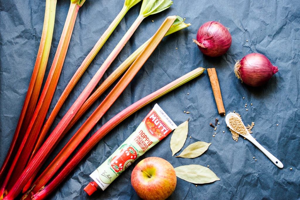 Rhabarberketchup mit Apfel , süß-sauer und leicht scharf, perfekte Beilage zum Grillen!