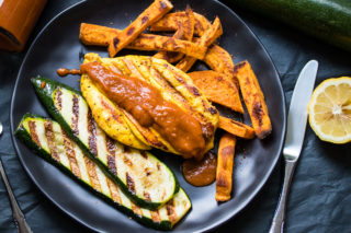 Rhabarberketchup mit Apfel , süß-sauer und leicht scharf, perfekte Beilage zum Grillen!