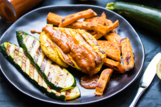Rhabarberketchup mit Apfel , süß-sauer und leicht scharf, perfekte Beilage zum Grillen!